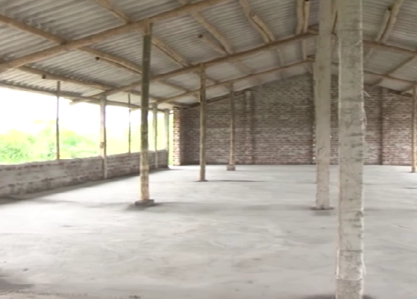 Khử trùng chuồng gà bằng vôi bột